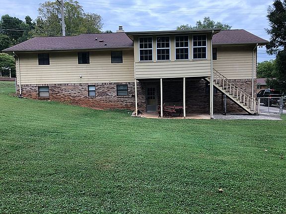2nd image of 10 Lynnolen Ln