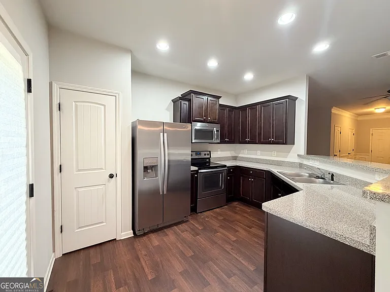 591 Oakside Pl — Photo 6