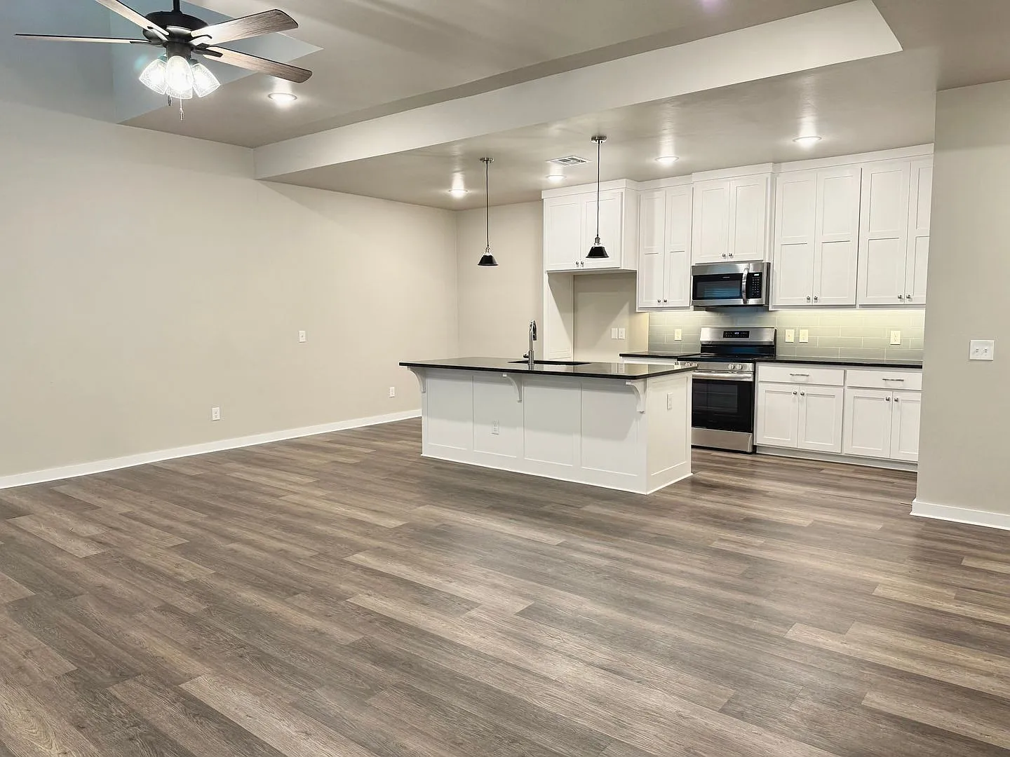 Large 2 Bed, 2 Bath in Beautifully Well-Maintained Neighborhood — Photo 2
