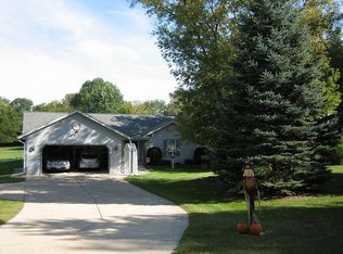 W259S7340 Oakdale Dr, Waukesha, WI 53189