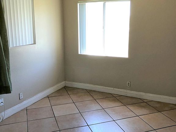 3rd image of 600 E 5th St APT 6