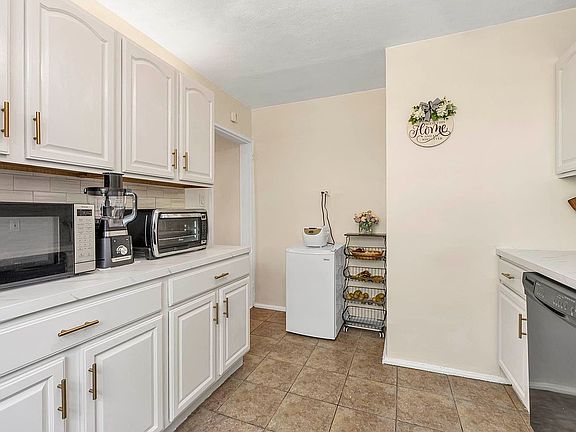 3rd image of 219-74 75th Ave #224B2