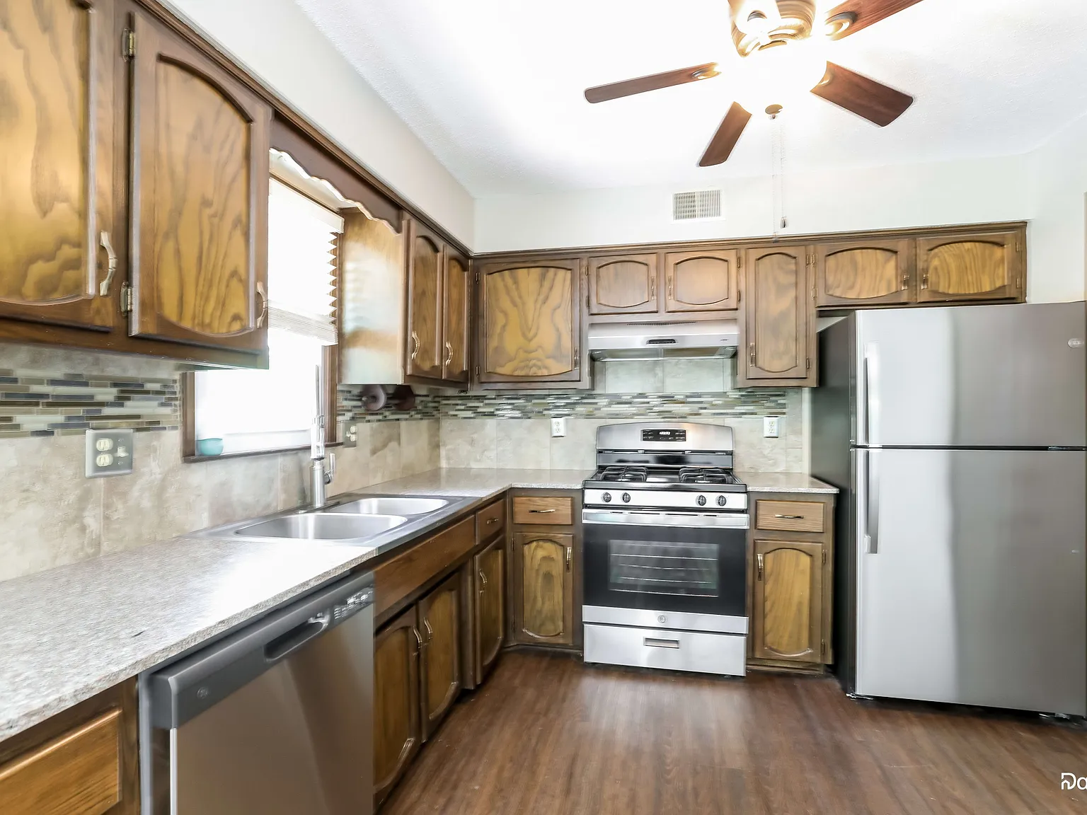 3 bed, 2.0 bath, 1864 sqft, $2,315 — Photo 3