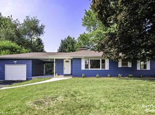 12 Walnut Ln, Algonquin, IL 60102