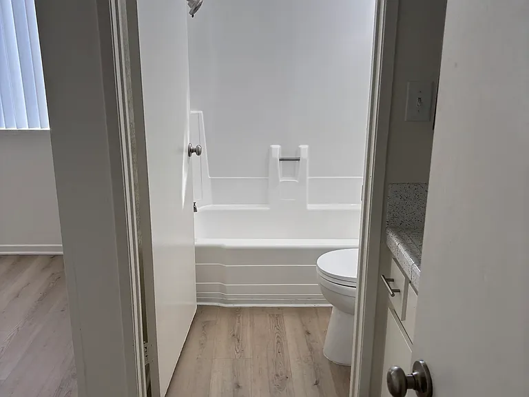 California Apartments — Photo 15