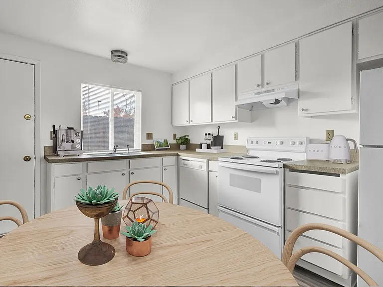 Holly Street Apartments — Photo 10