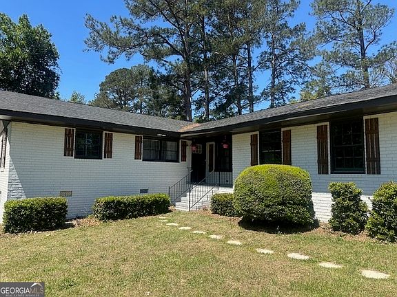 3rd image of 702 Victoria Cir