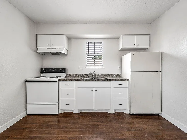 1711 Fourcade St #5 — Photo 4