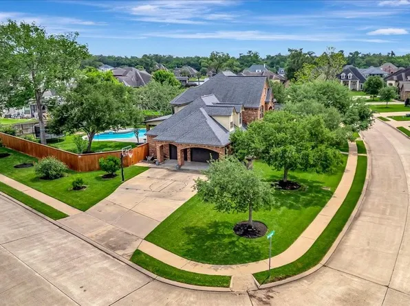 51 Deerwood Ct, Lake Jackson, TX 77566