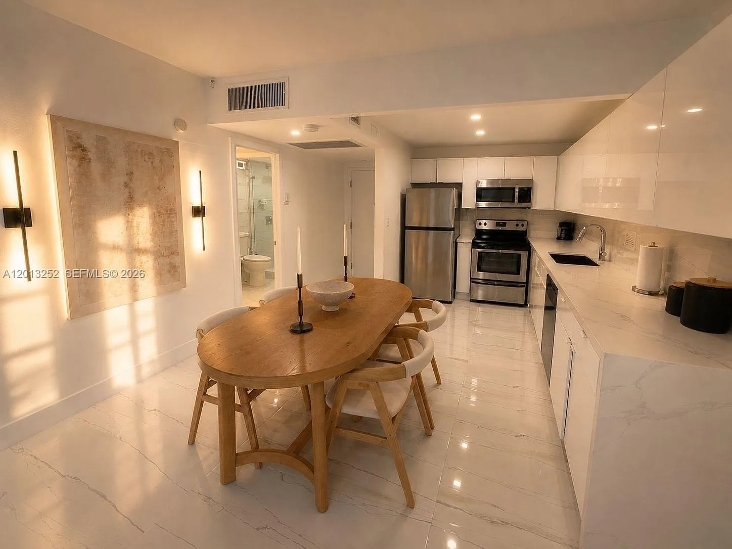Roney Palace Condo — Photo 4