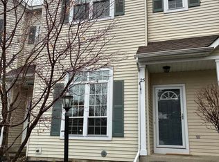 25 Stratton Cir, Troy, NY 12182