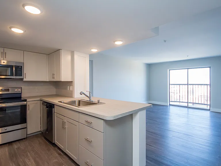 Park Plaza Apartments — Photo 16