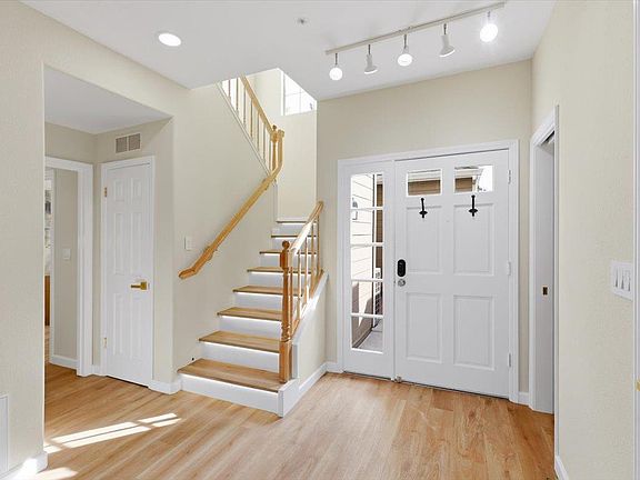 3rd image of 122 Farallon Dr