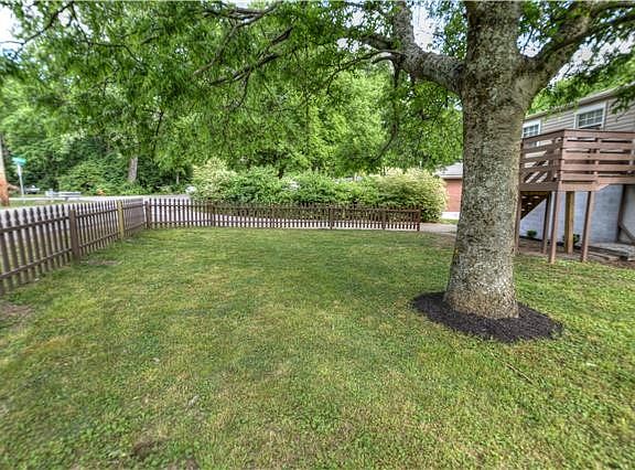3rd image of 2828 Jones Ave