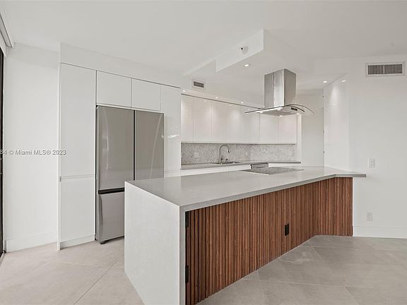 3rd image of 3610 Yacht Club Dr APT 901