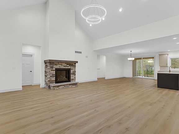5th image of 18560 Fontana Dr