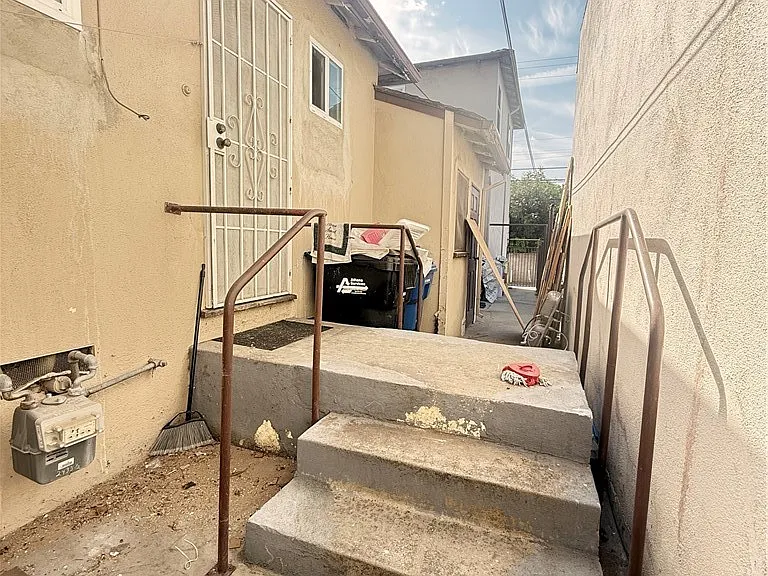 2431 W Beverly Blvd — Photo 12