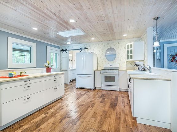2nd image of 10039 Rolling Hills Dr