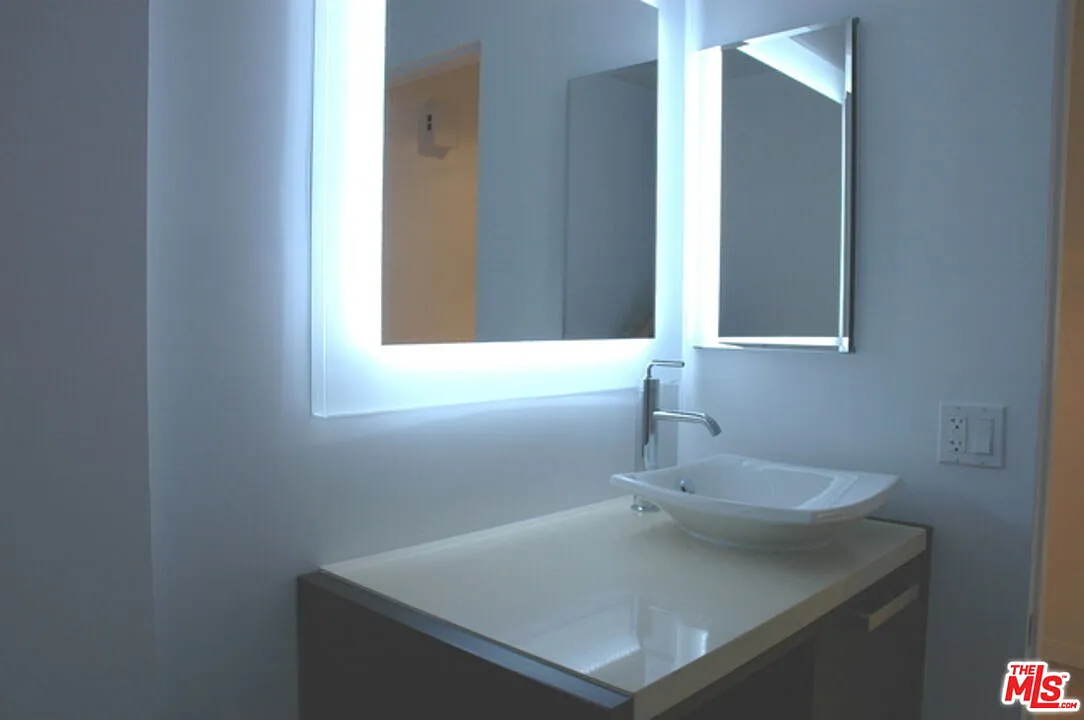 1 bed, 1.5 bath, 853 sqft, $3,150 — Photo 3