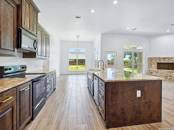 3rd image of 129 CHINABERRY HILL