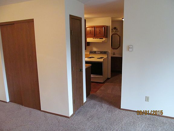 veiw from living room into hall/ kitchen area