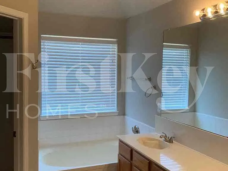 1933 Cochran Dr — Photo 16