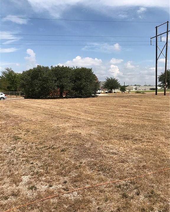2nd image of 1004 Alamo St