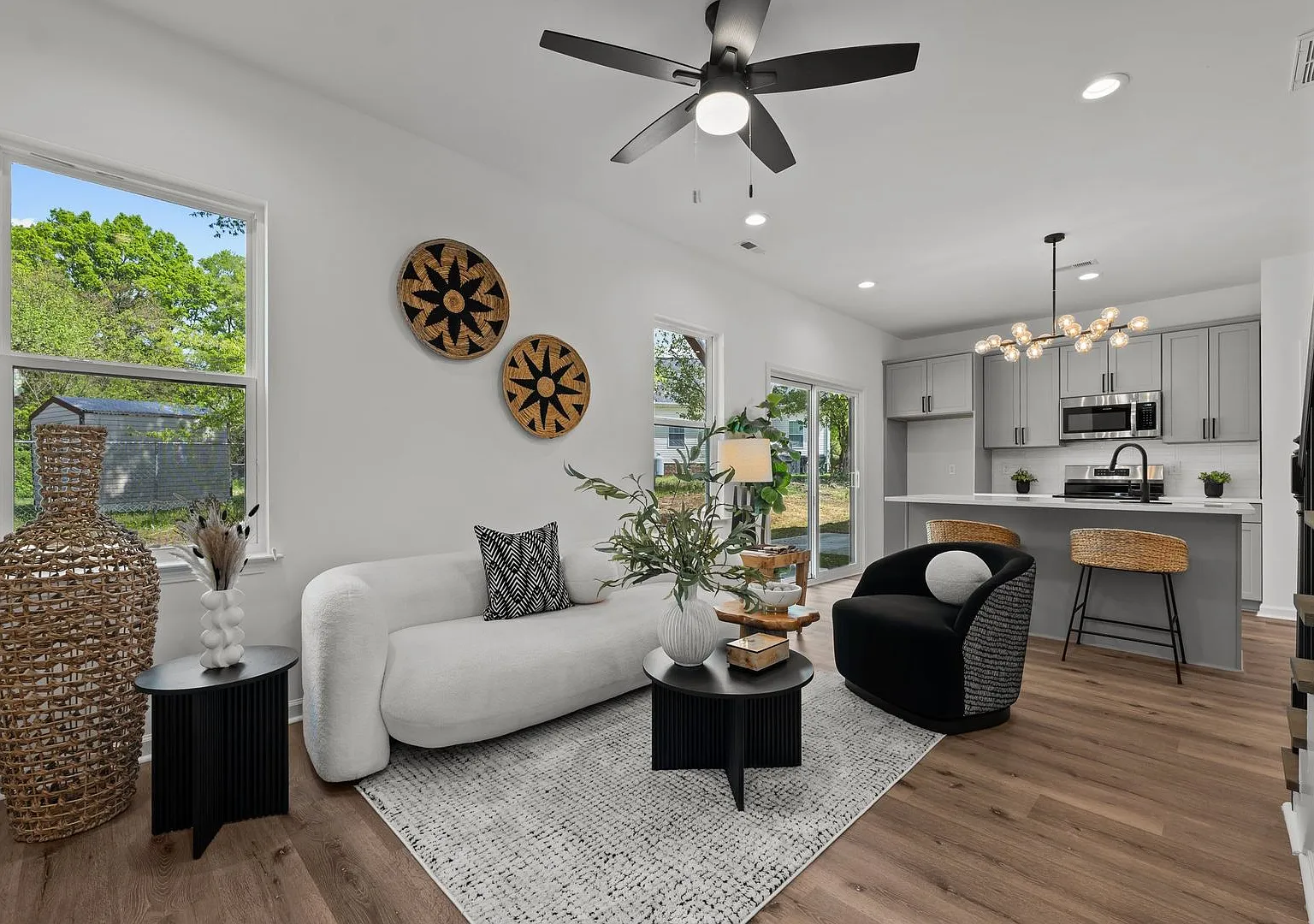 Elegant Townhome with private balcony — Photo 4