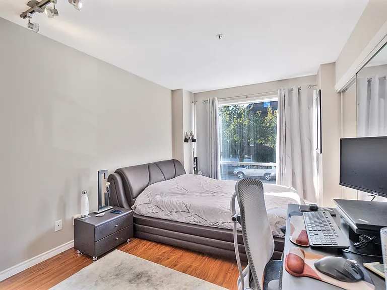 2106 Yew St — Photo 13
