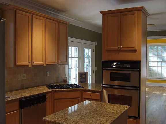 gorgeous kitchen with stainless/granite/all the bells and whistles