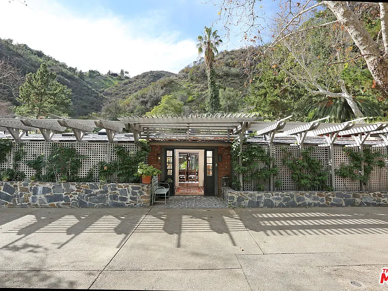 2673 Mandeville Canyon Rd — Photo 3