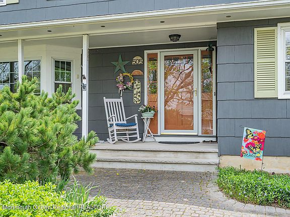 3rd image of 505 Oakview Drive