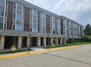 2400 Windsor Mall APT 1E, Park Ridge, IL 60068