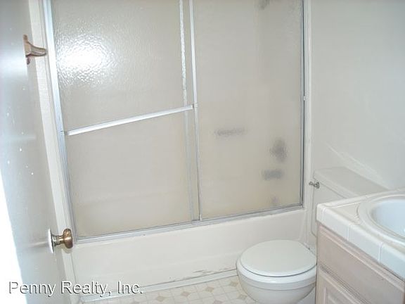 2nd image of 806 Manhattan Ct APT 3
