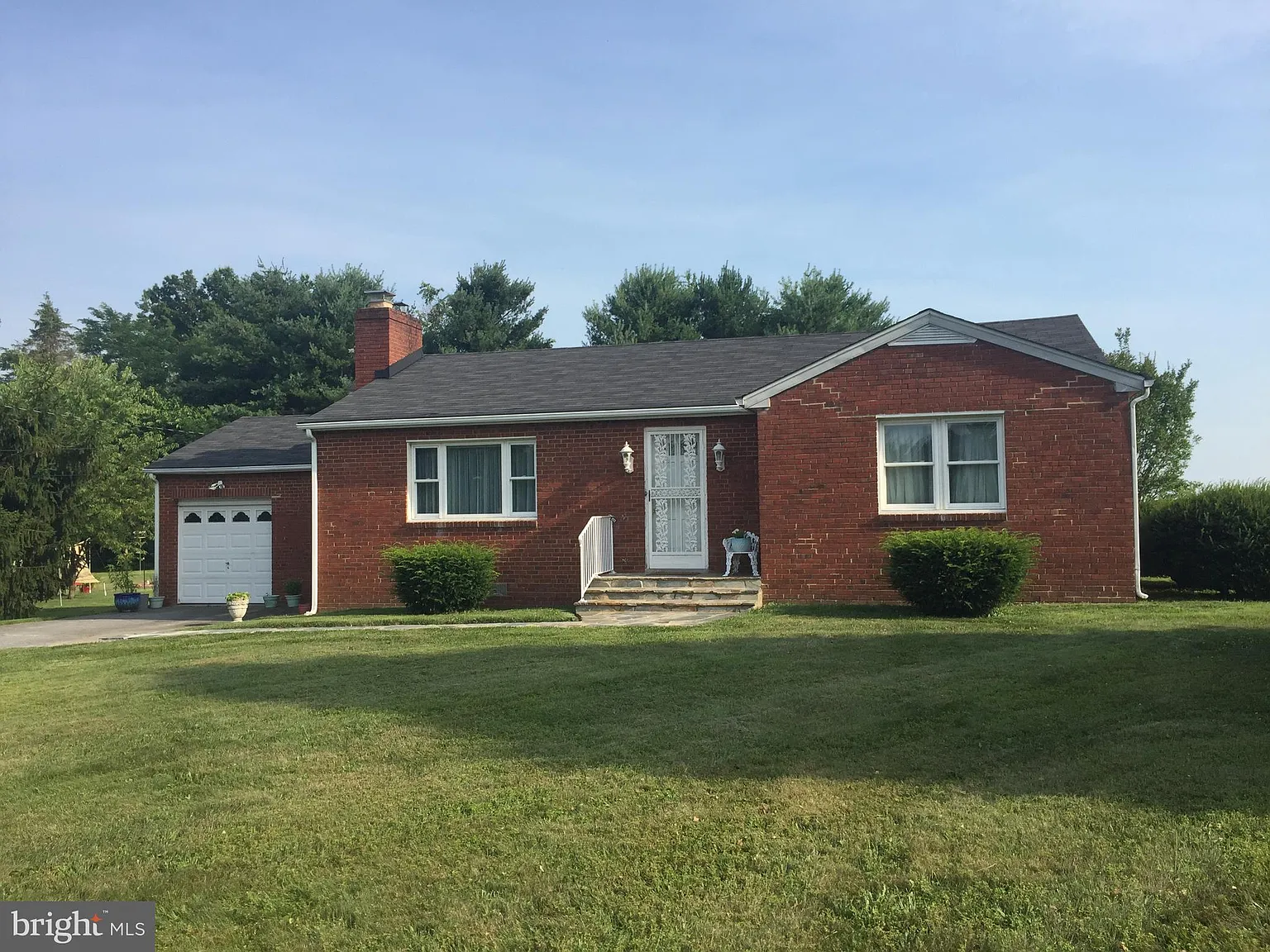 560 E G St photo 1