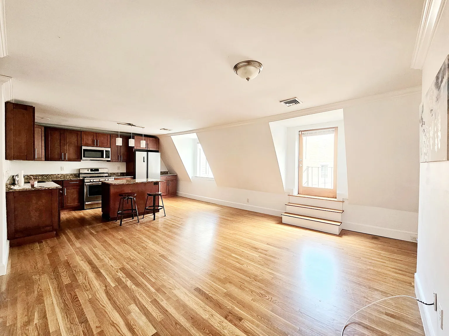 3 bed, 2.0 bath, 1600 sqft, $4,200 — Photo 4