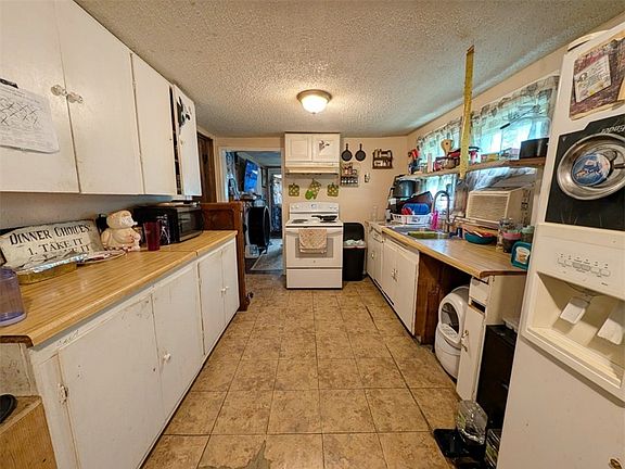 5th image of 1112 N Spring St