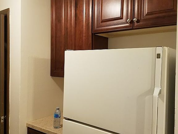 4th image of 212 S Jefferson St APT 3
