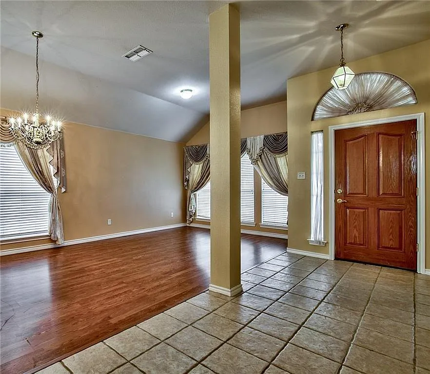 4 bed, 2367 sqft, $2,495 — Photo 2