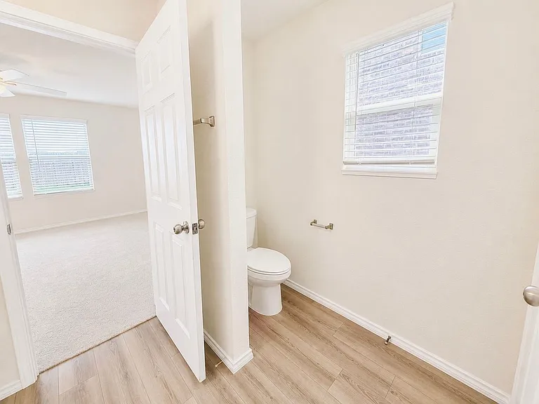 4533 Greenham Ln — Photo 17