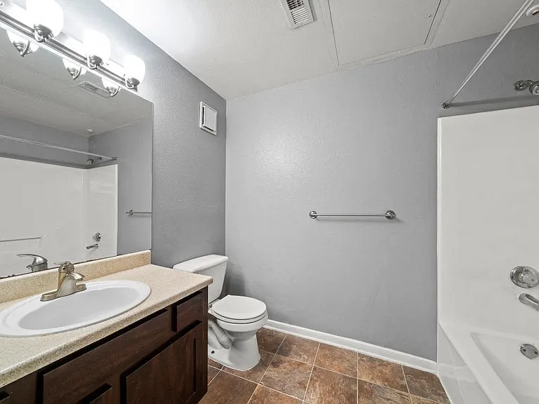 River Oaks Villas Apartments — Photo 17