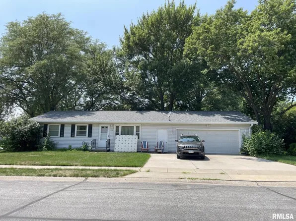 604 S 3rd St, Eldridge, IA 52748