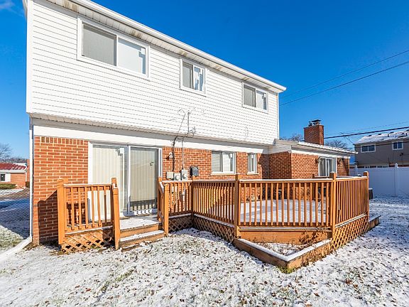3rd image of 32421 Hees St