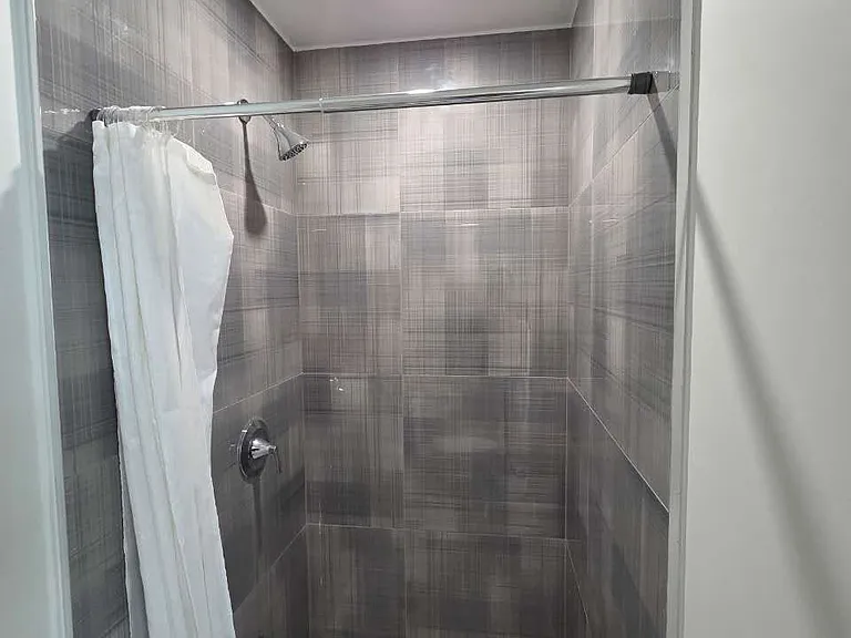 252 Hickory Cir #GROUND-FLOOR ROOM — Photo 5