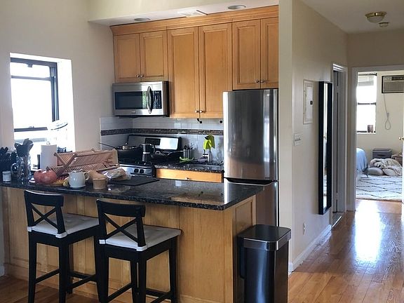 2nd image of 572 Henry St APT 4