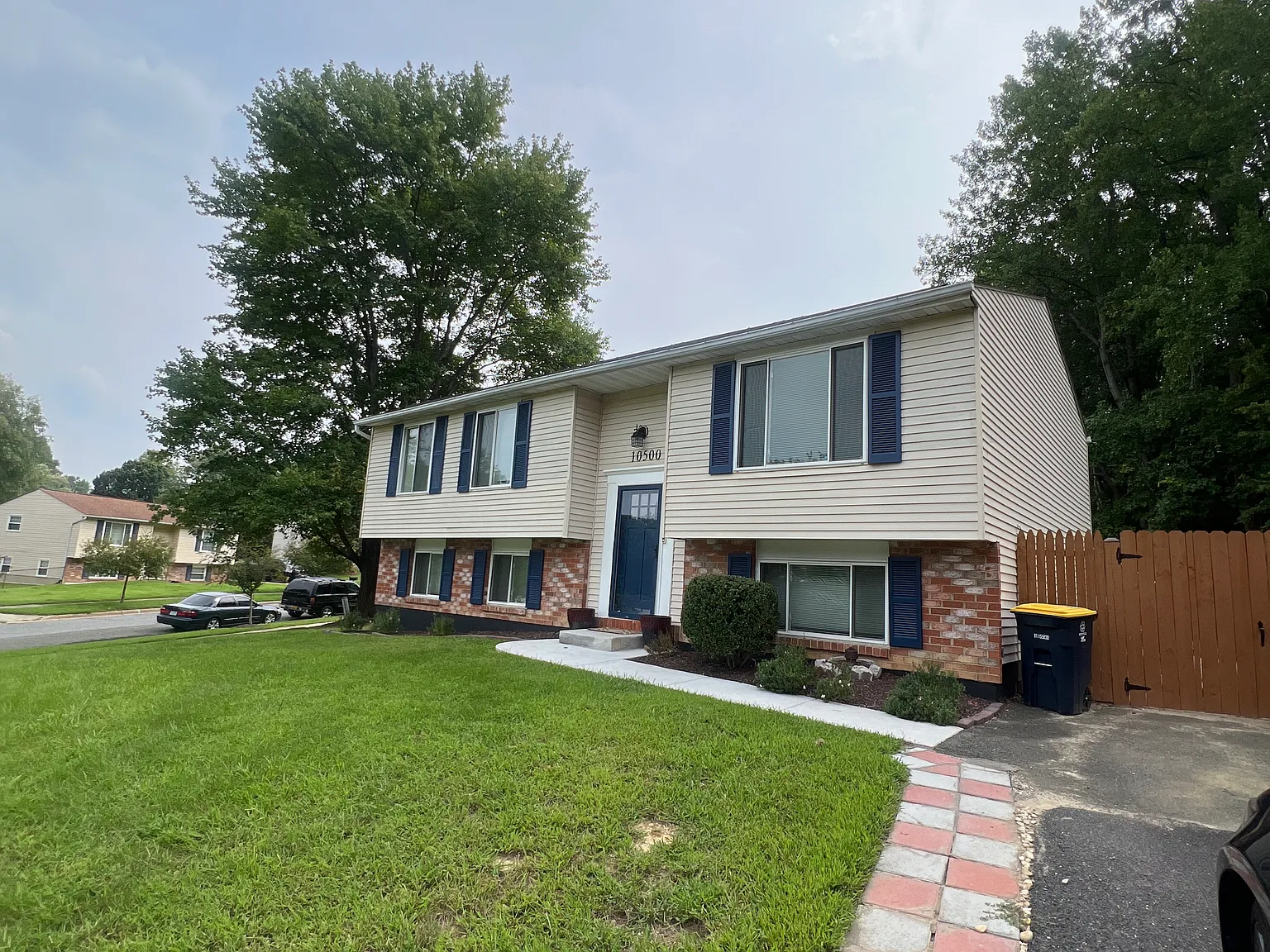 5 bed, 2056 sqft, $3,200 — Photo 2