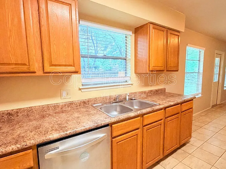 9319 Cliff Point Dr — Photo 11