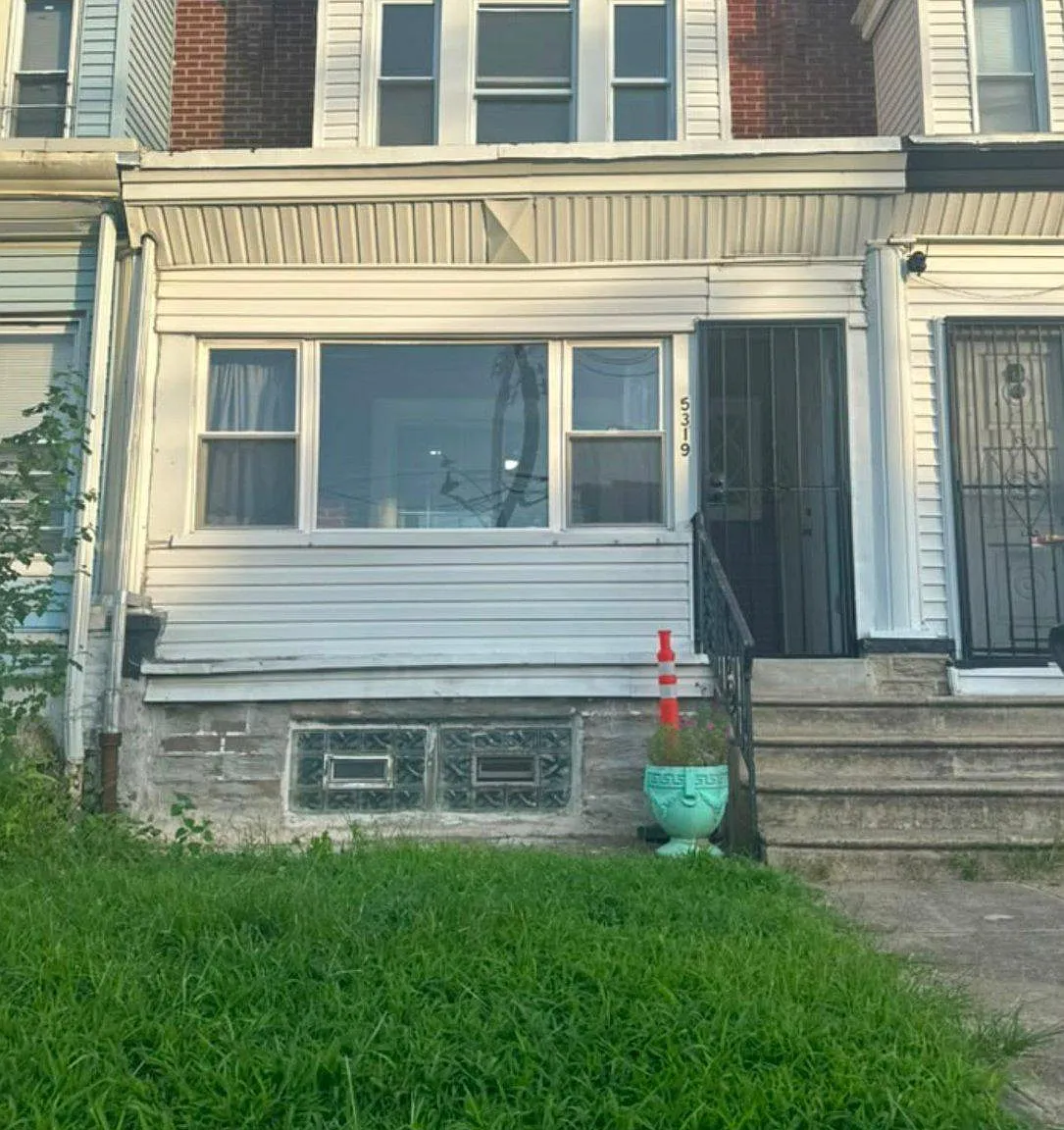 3 bed, 1.0 bath, 1128 sqft, $1,600 — Photo 1