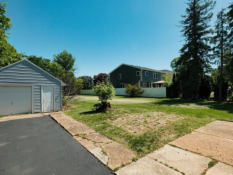 304 E Elm St — Photo 2