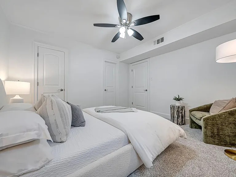 516 S Post Oak Ln #18 — Photo 17